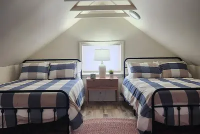 Image de 2br/1ba cozy cottage, brimming with character, steps from beautiful Lake Huron