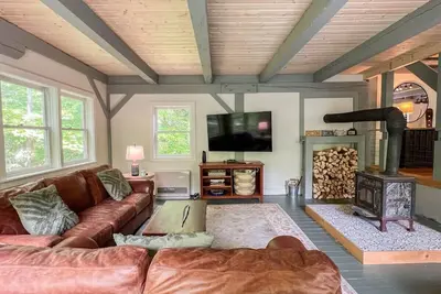 Image de Spacious, Hot Tub, Game Room & Private Brook