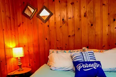 Image de The Blue Lagoon is a cozy cottage with lake view near Niagara falls & Olcott