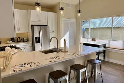 Image de Located in South Sandpoint, only 2 blocks from the lake!