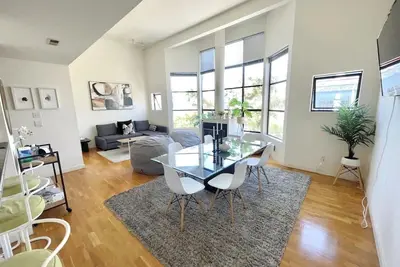 Image de Spacious Japandi Condo w Spa Shower - Hayes Valley