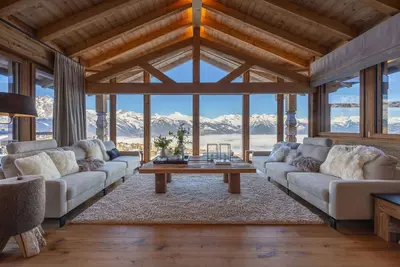 Magnifique chalet en vieux bois avec vue spectaculaire sur les Alpes bernoises