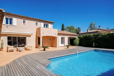 Image de Cassis Proche Gare Villa de 200m2 sur terrain de 1000m2 Avec Piscine au calme