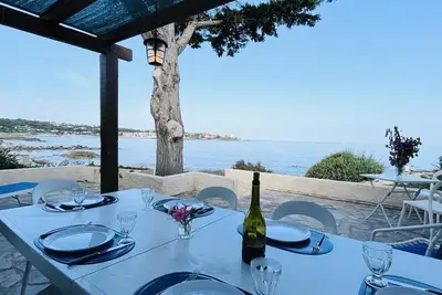 Image de Rez-de-chaussée avec terrasse, à 100m de la plage! 6 couchages, parking inclus, linge fourni.