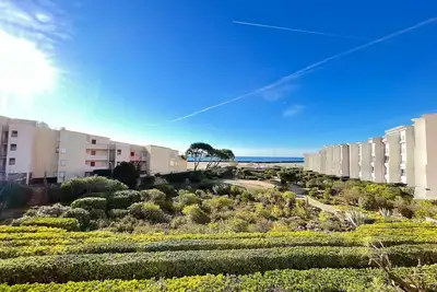 Image de Studio cabine rénové avec ascenseur et parking, à 30m de la plage