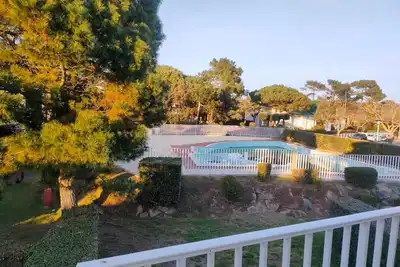 Image de Appartement confortable dans la verdure avec vue piscine