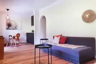 Image de \"Beautiful 2-bedroom apartment with balcony and free parking. \"