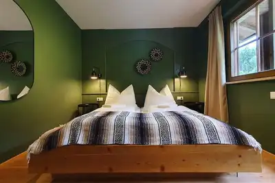 Image de \"Lovely apartment with free parking. \"