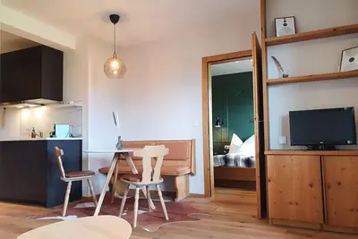 Image de \"Modern 2-bedroom apartment with free parking. \"