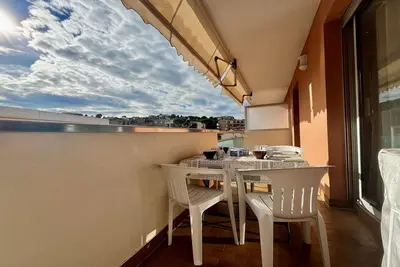 Image de Appartement climatisé, 2 pièces avec terrasse, parking privé, proche plage et commerces