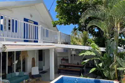 Image de Maison Terre Sainte bord de mer avec piscine.