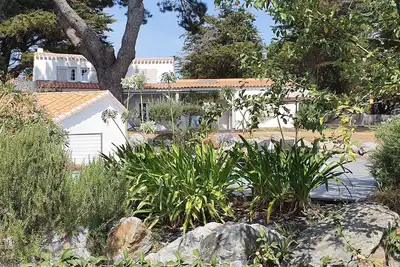 Image de Maison en bord de mer avec piscine