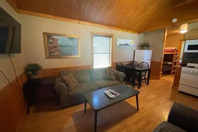 Image de Cozy 2 Bedroom Lakeview Cabin: Cabin A