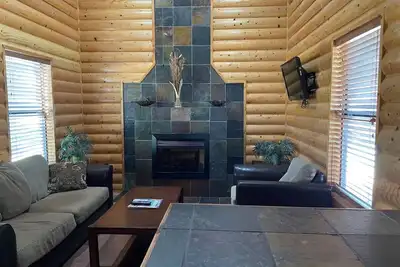 Image de Cozy 2 Bedroom Lakeview Cabin: Cabin B