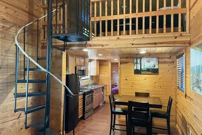 Image de Charming 2 Bedroom Lakeview Cabin: Cabin D