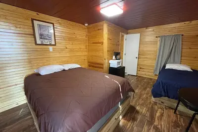 Image de Cozy Cedar Cabin at Mill Creek Marina: Cabin 3
