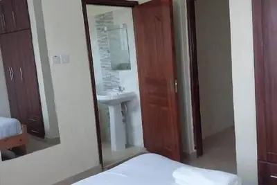 Image de 3 bedroom condo with wifi&parking near Rupa\n\n