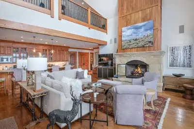Image de 5br Ski-In/Ski-Out Escape | Summer Ac, Hot Tubs and Pool