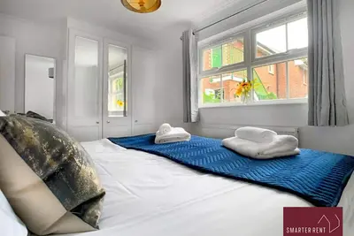 Image de Wokingham - 2 Bedroom Maisonette - With Parking