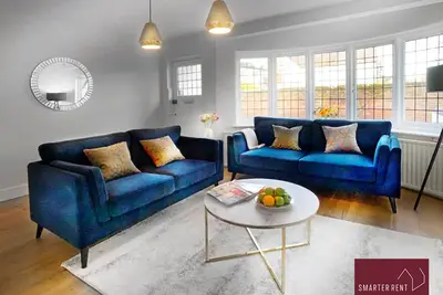 Image de Bray - Characterful 3 Bedroom House - By The River