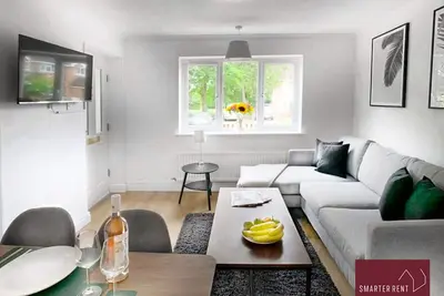 Image de Woking - Front Garden, Parking, Pets Welcome