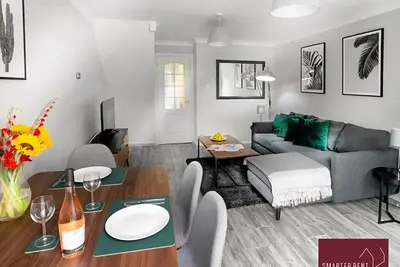 Image de Woking, 2 Bedroom House, Parking & Garden