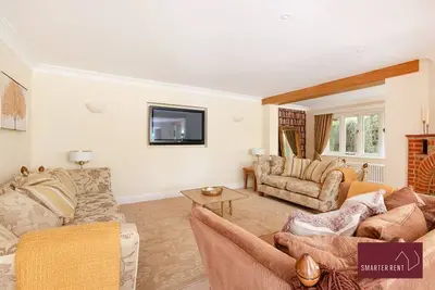 Image de Farnborough - Gated Entrance, Driveway, Garden