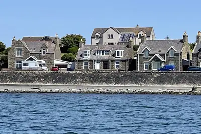 Rockpool cottage: a cosy cottage with log burner next to the sea. Dog friendly.