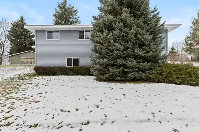 Image de 5 minutes to Ewu! Large home backing to scenic wheat fields!