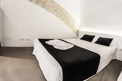 Lonja Suites 2 Black