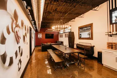 Image de Black house stays sleeps 10