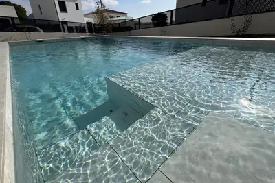 Image de Maison moderne Ă Mas Bosca, Roses avec piscine et jardin Av-67
