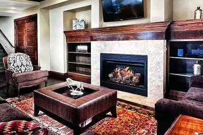 Image de This unit integrates the rugged Rocky beauty with a historical, western flare!