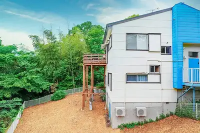 Image de A rental villa with a large garden that doubles as a dog run surrounded by trees / Ito Shizuoka