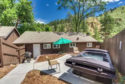Image de Pine Cabin-Hot Tub~River Access! Fire Pit!