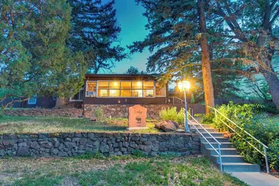 Image de The Lodge-new-Hot Tub-Private Backyard*FirePit*