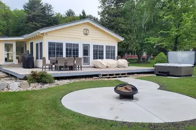 Image de Cottage on Stony Lake with Hot tub!