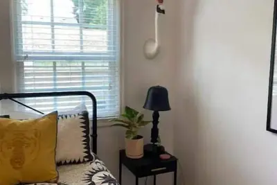 Image de Spacious cottage w/enclosed, private yard in quaint neighborhood. Pets welcome!