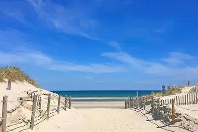 Image de Spacious Home w/Central \n A/C & Private Fenced In Half Acre Yard. Walk To All. .