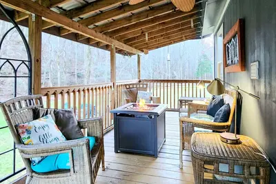 Bungalow+Rv/10 acres/Stream/Sleeps6