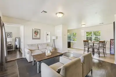 Image de 2br Apt | 5 min to Okc Zoo & Remington Park | Kitchen, Wi-Fi, Free Parking #Ta