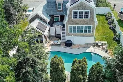 Solo Fish - Family home, walk to beach and pool!