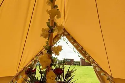 Image de Tente-Espace sanitaire-Vue sur la campagne-Bell tent with Kitchen