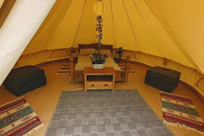 Image de Tente-Espace sanitaire-Vue sur la campagne-Bell Tent, kitchen, Pets