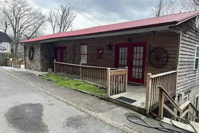 Image de Ryder's Retreat overlooking the city of Williamson!