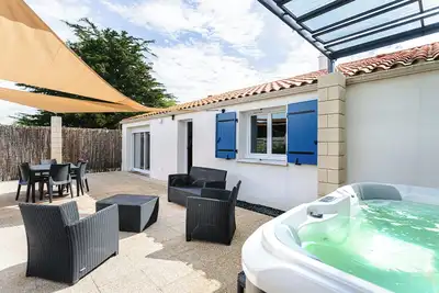 Image de Maison de vacances 'Gîte Panda' avec piscine et bain à remous, Wi-Fi et climatisation