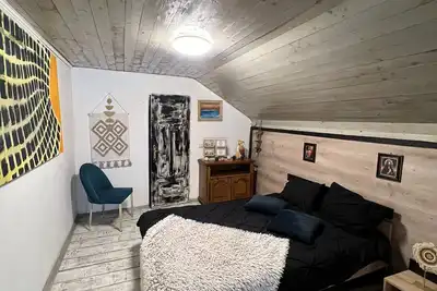 Image de Cozy house. Pet-Friendly! Family-sized condo with game room & deck