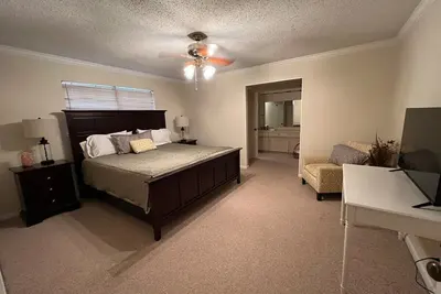 Image de Serengeti a hardy 3 bedroom house, doggie door, Tv in Bdrms\n