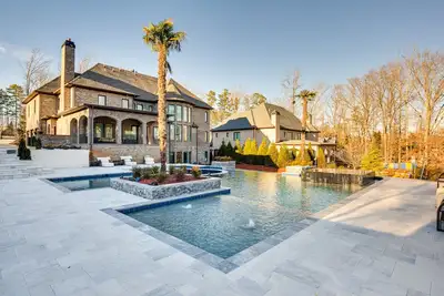 Image de Sprawling Suwanee Home: Theater, Pool, Hot Tub!