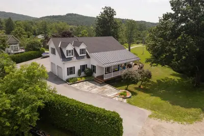 Image de Relax by \"The Water's Edge\" & enjoy amazing views and year round fun! 3br/2. 5ba